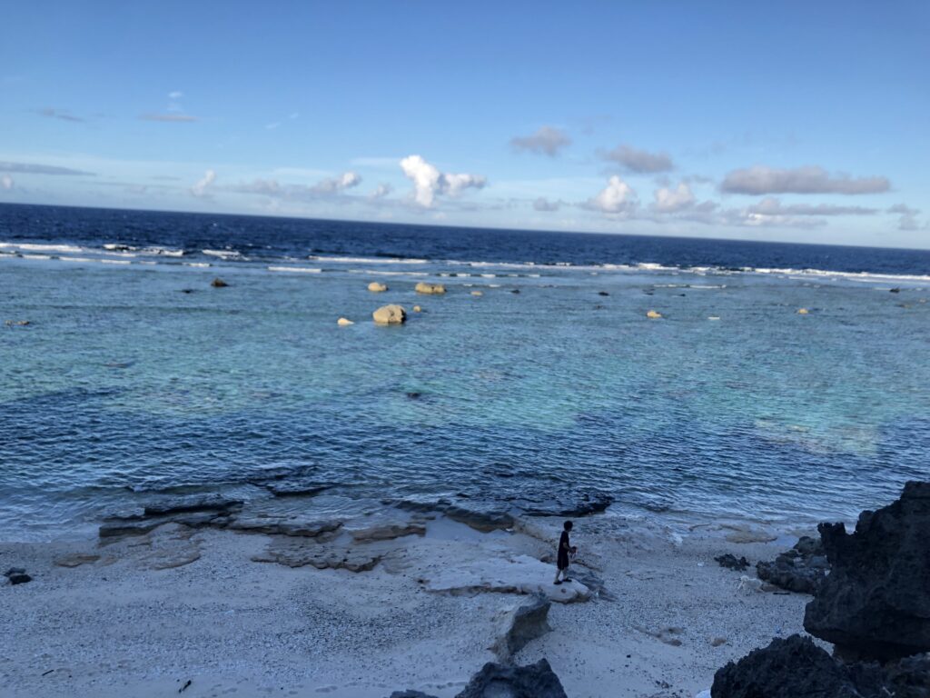 青い海と岩場が広がる沖永良部島の海岸