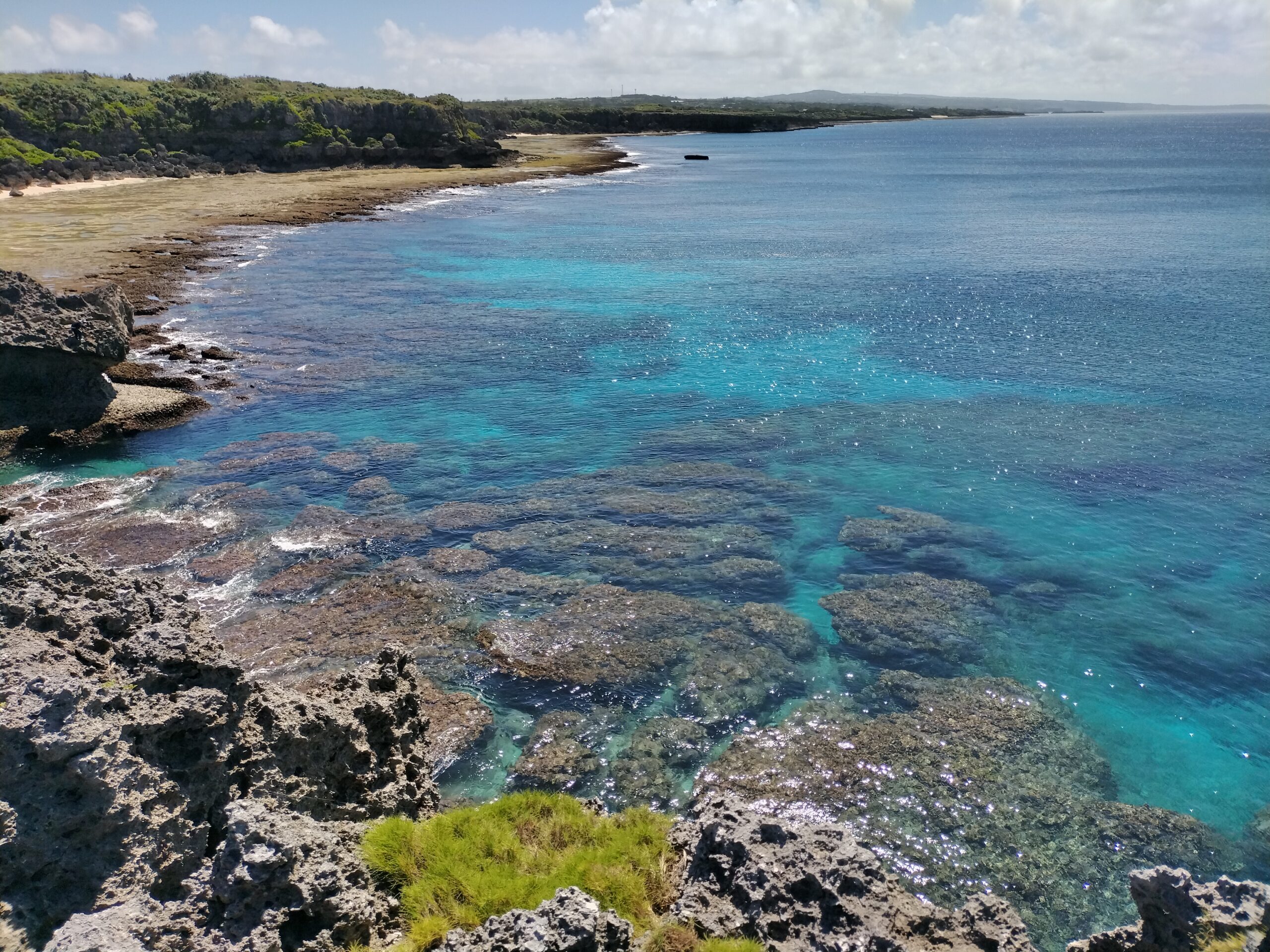 青い海と岩場が広がる沖永良部島の風景